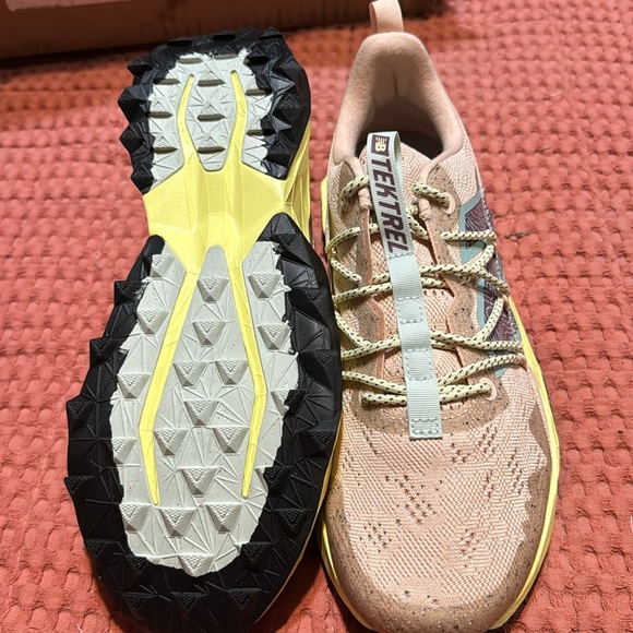 Women’s New Balance Textrel Trail Running Size 10 1/2 - Picture 3 of 4